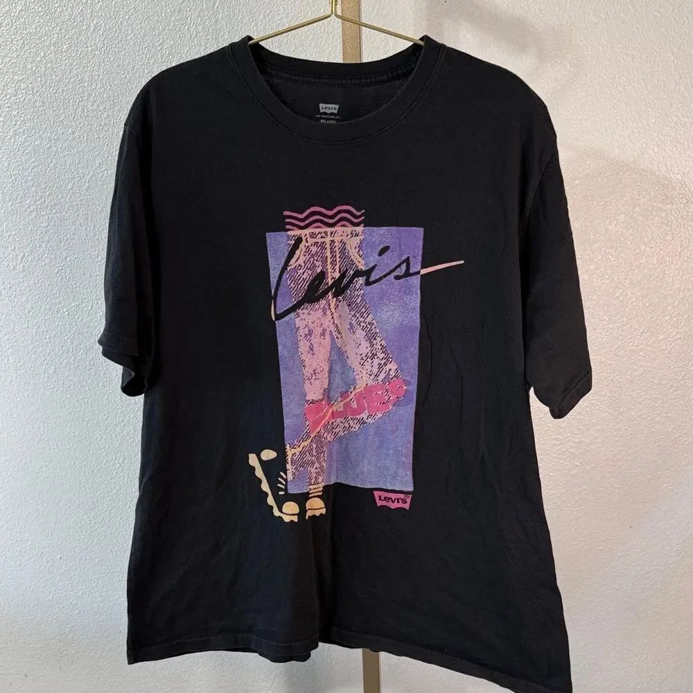 Levi's relaxed fit Black Tee with Vibrant Graphic
